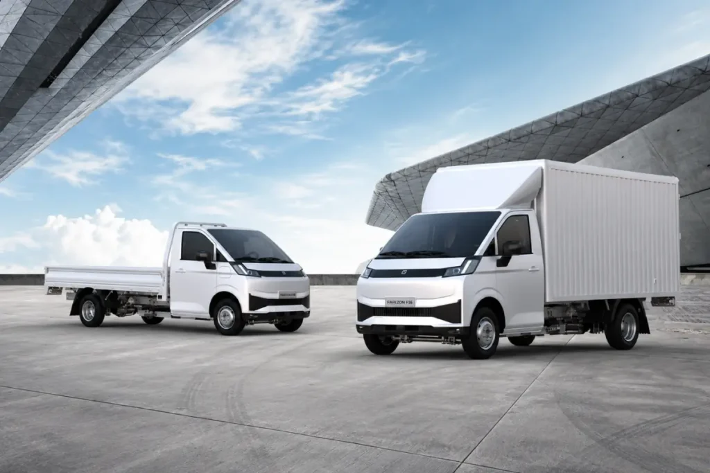Two white Farizon F3E electric light trucks, one with a tray and one with a cargo box